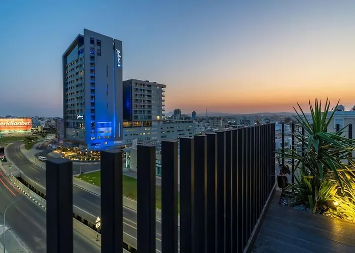 The Penthouse - 3br Seaview With Private Pool In 라르나카