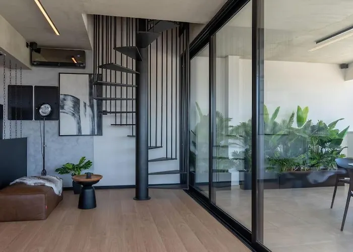 The Penthouse - 3br Seaview With Private Pool In 라르나카