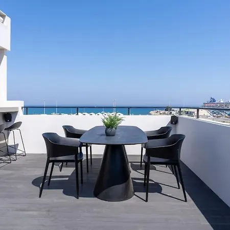 The Penthouse - 3br Seaview With Private Pool In Larnaca