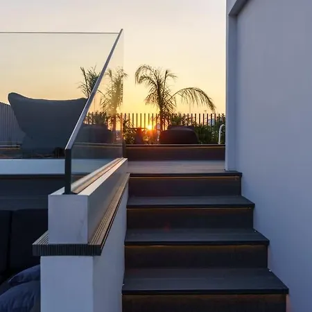The Penthouse - 3br Seaview With Private Pool In Lägenhet Larnaca