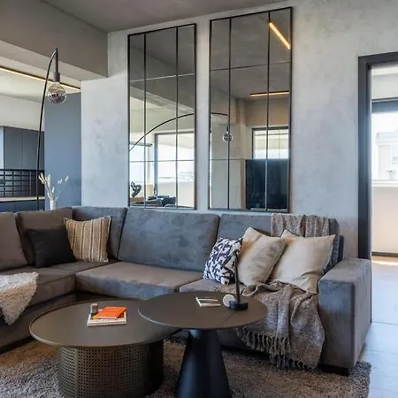 The Penthouse - 3br Seaview With Private Pool In Larnaca