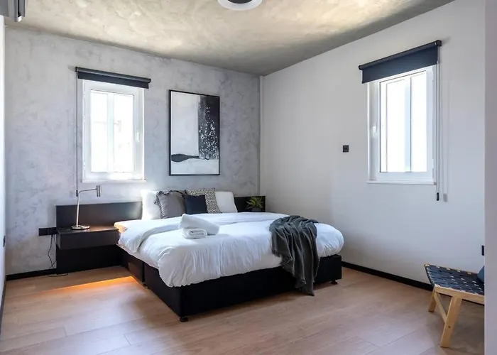 The Penthouse - 3br Seaview With Private Pool In Lägenhet Larnaca